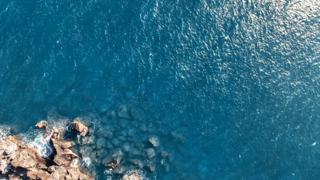 맑고 푸른 바다가 펼쳐진 바위 해안선