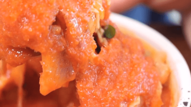 앞접시에 덜어먹는 먹음직스러운 물회