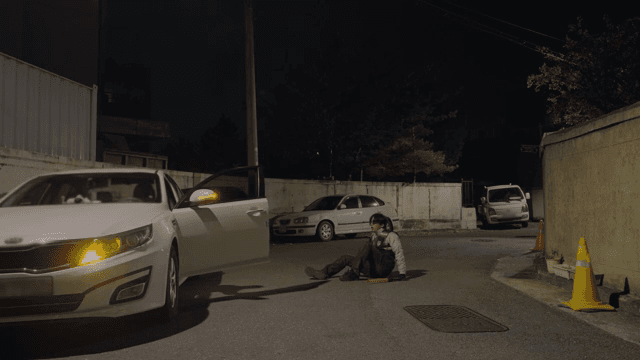 차 안에서 기어나오는 남성과 놀란 순찰관