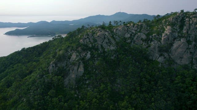 황혼의 바위 산맥과 해안선