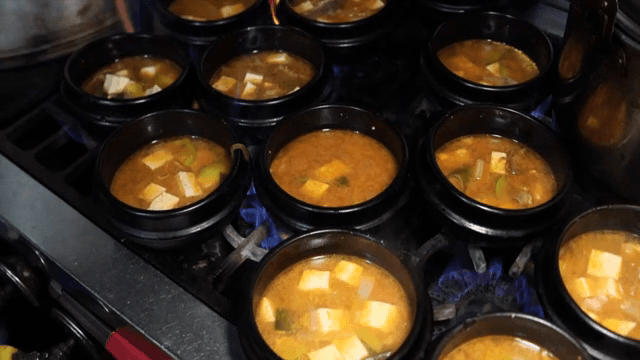 스토브 위의 된장찌개