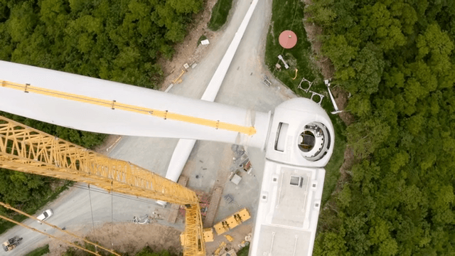 산 위의 풍력 터빈 건설 현장