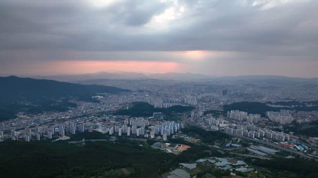 구름 낀 하늘 아래 펼쳐진 도시 전경