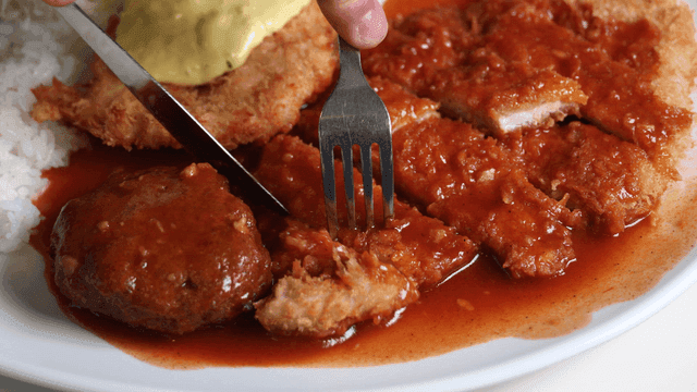 Knife for slicing pork cutlet with sauce