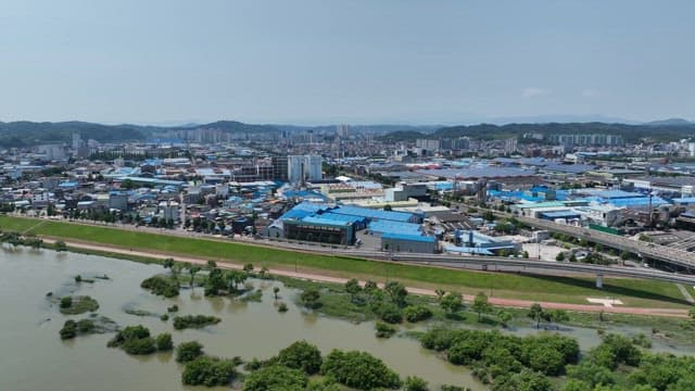 공장이 있는 광활한 산업 도시 풍경