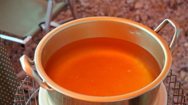 물이 들어 있는 양은 냄비에 라면 스프를 넣는 모습