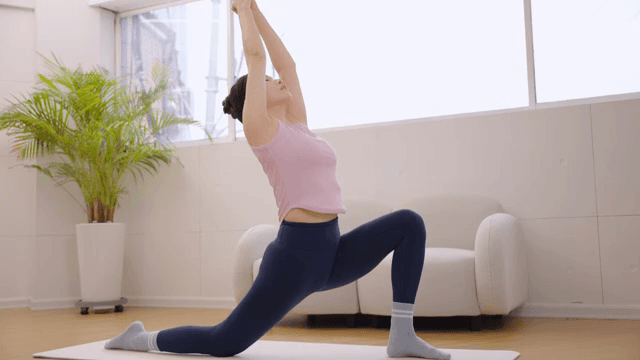 실내에서 운동을 하는 여성