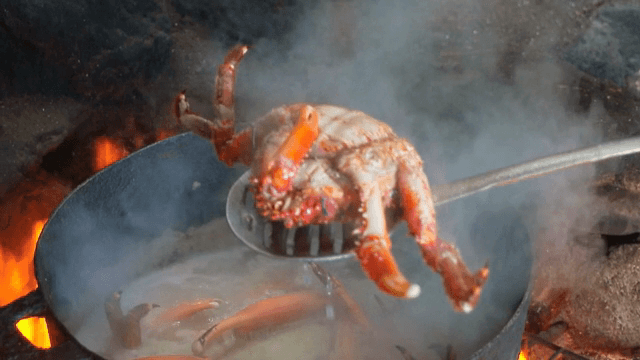 불 위에서 끓고 있는 게