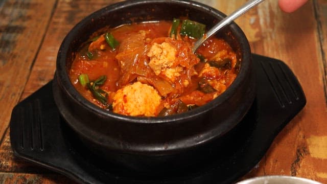 돌솥에 뜨겁게 제공되는 맛있는 김치찌개와 밥