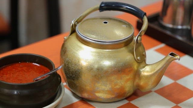 식탁에 올라간 시원한 냉면