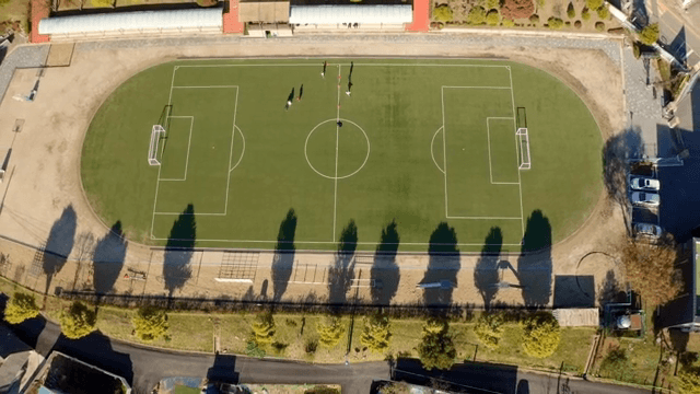 학교 축구장에서 축구를 하는 모습