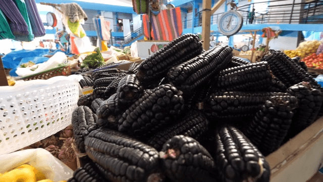 검은 옥수수와 과일이 있는 시장 가판대
