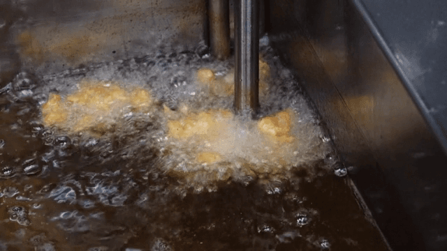 뜨거운 기름에 음식 튀기기