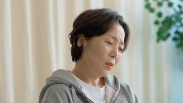 통증으로 얼굴을 찡그리는 여성