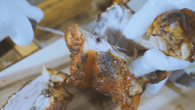 칼로 구운 족발을 자르는 장면