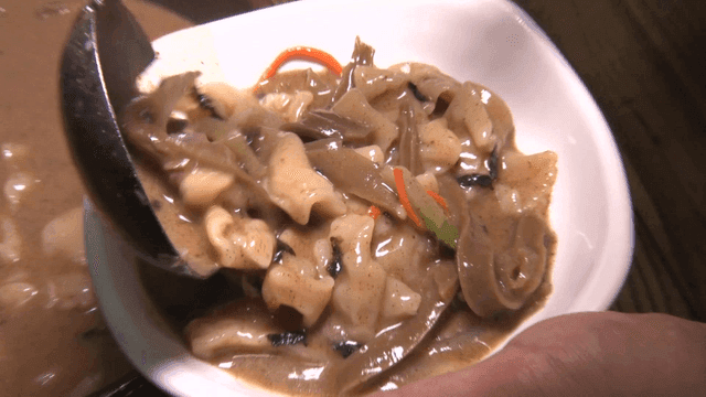 그릇에 옮겨 담는 수제비