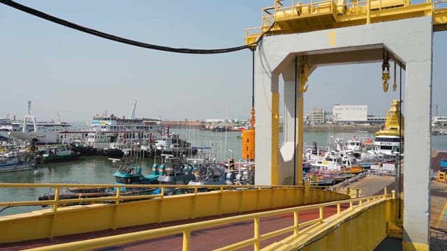 해안 산업 항구와 정박중인 배들