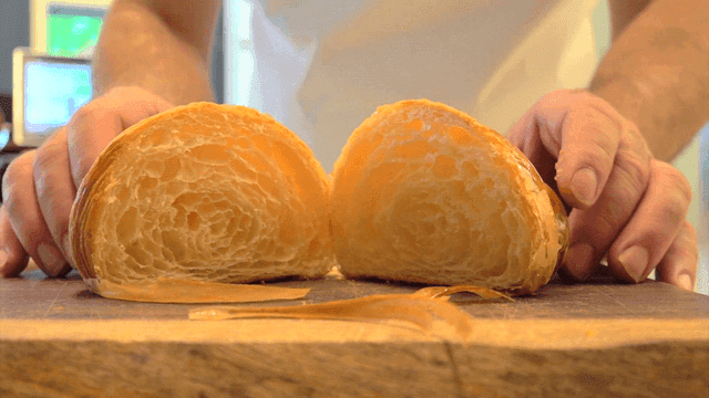 잘린 크루아상의 겹겹이 나뉜 단면