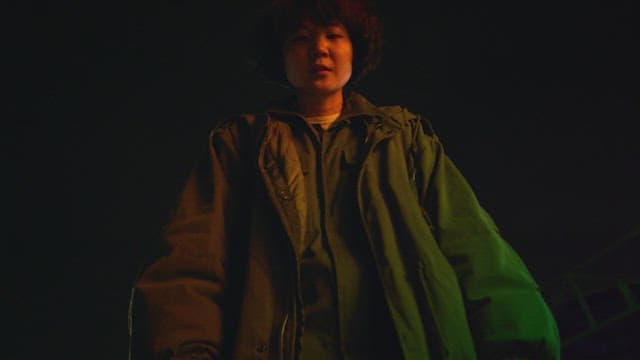 밤에 바닥에서 돈을 주워 올리는 여자