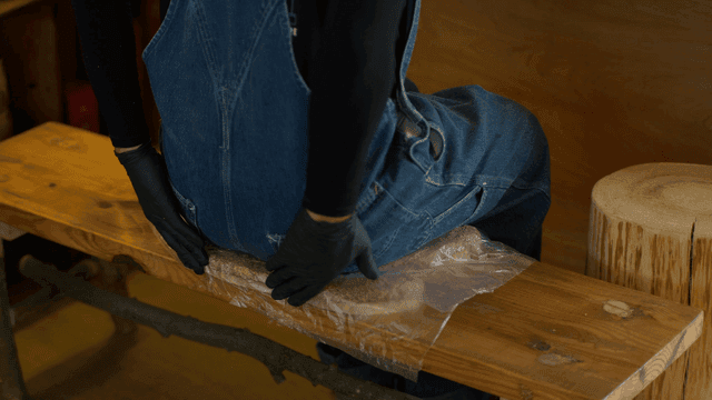 나무와 톱밥을 눌러 앉아서 고정하는 목공예가
