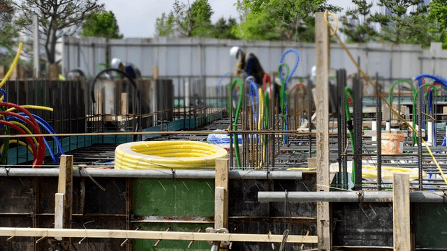 작업자와 장비가 있는 건설 현장