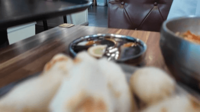 테이블 위의 찹쌀탕수육과 소스