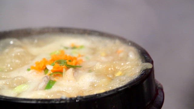 Boiling ginseng chicken soup in a hot pot