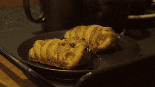 실내의 검은 접시에 놓인 빵