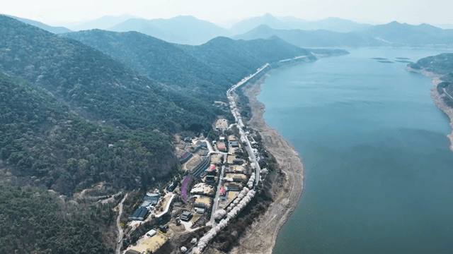 산을 따라 흐르는 경치 좋은 호수
