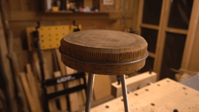 작업실의 나무 의자 상판