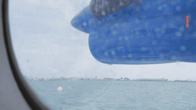 비행기 창문 너머 바다 풍경