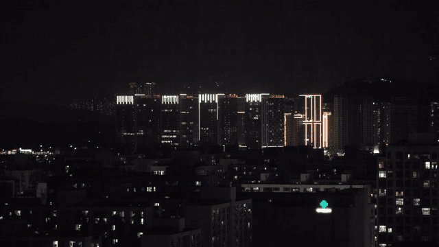 조명이 켜진 도시 건물의 야경