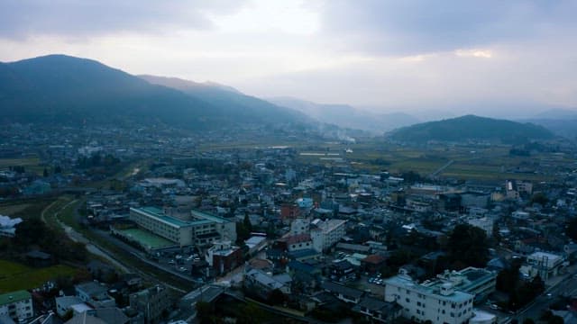 농지가 있는 도시에 내려앉은 황혼
