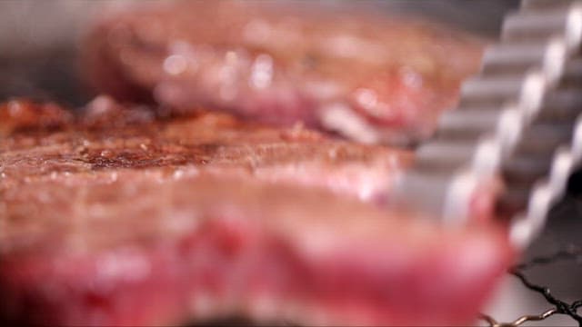 숯불에서 구워진 육즙이 풍부한 소고기