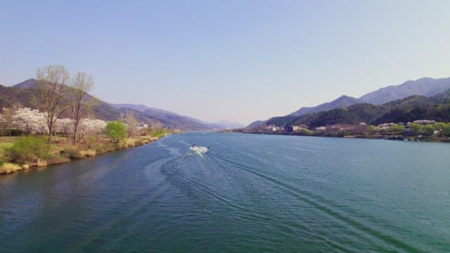 아름다운 강 위를 달리는 보트