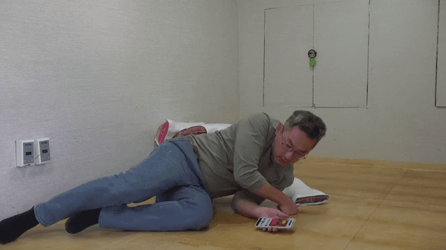 스마트폰을 들고 잠들었다가 깨는 남성