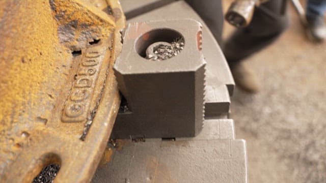 금속 기계를 조작하는 작업자