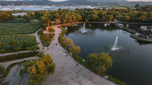 연못와 분수가 있는 경치 좋은 공원