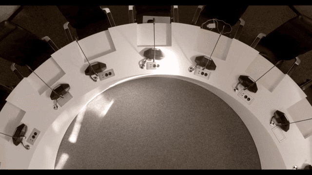 의자와 마이크가 있는 대학교의 방송실