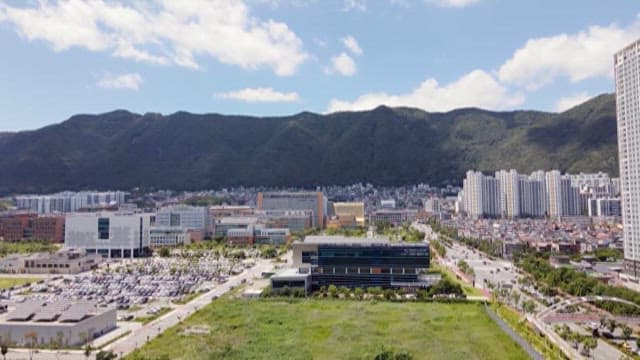 산을 배경으로 한 도시의 항공 전망