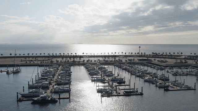 요트가 있는 마리나와 경치 좋은 바다 전망