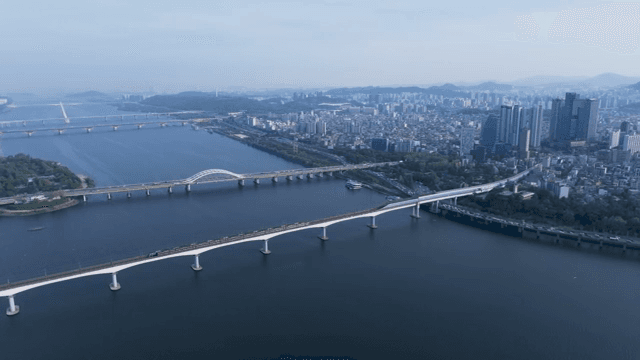 강 위에 다리가 있는 넓은 도시