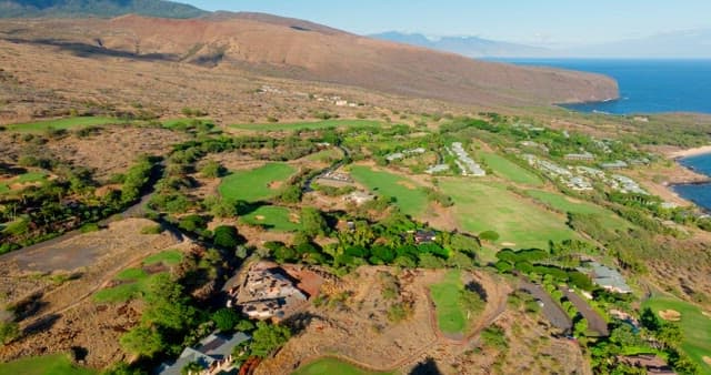 바다와 인접한 골프장과 주변의 자연