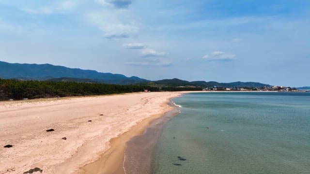 멀리 산이 보이는 고요한 해변