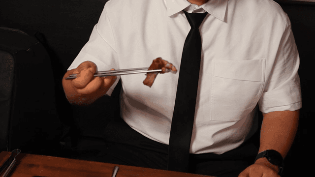 실내에서 구운 고기를 즐기는 사람