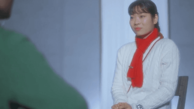의자에 앉아 누군가와 대화하는 여성