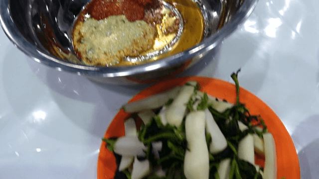 접시에 담긴 한국 무와 양념