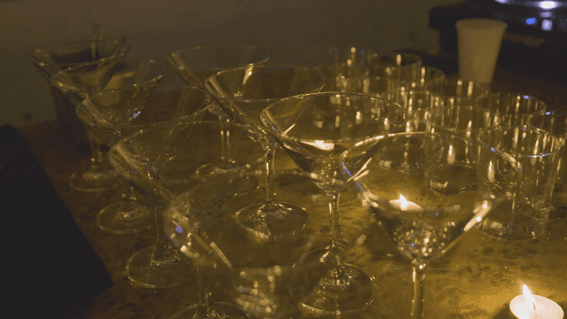 양초와 가지런히 놓인 유리잔들