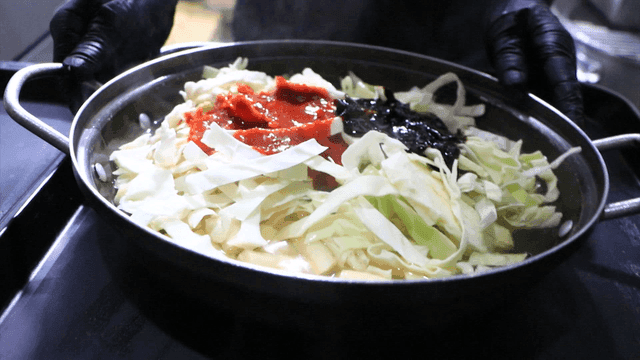냄비에 준비하는 떡볶이 재료