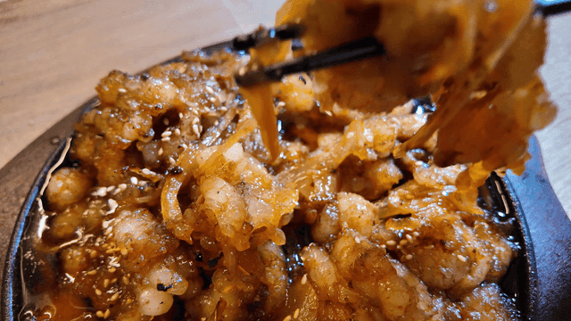 Stir-fried large intestine with onions
